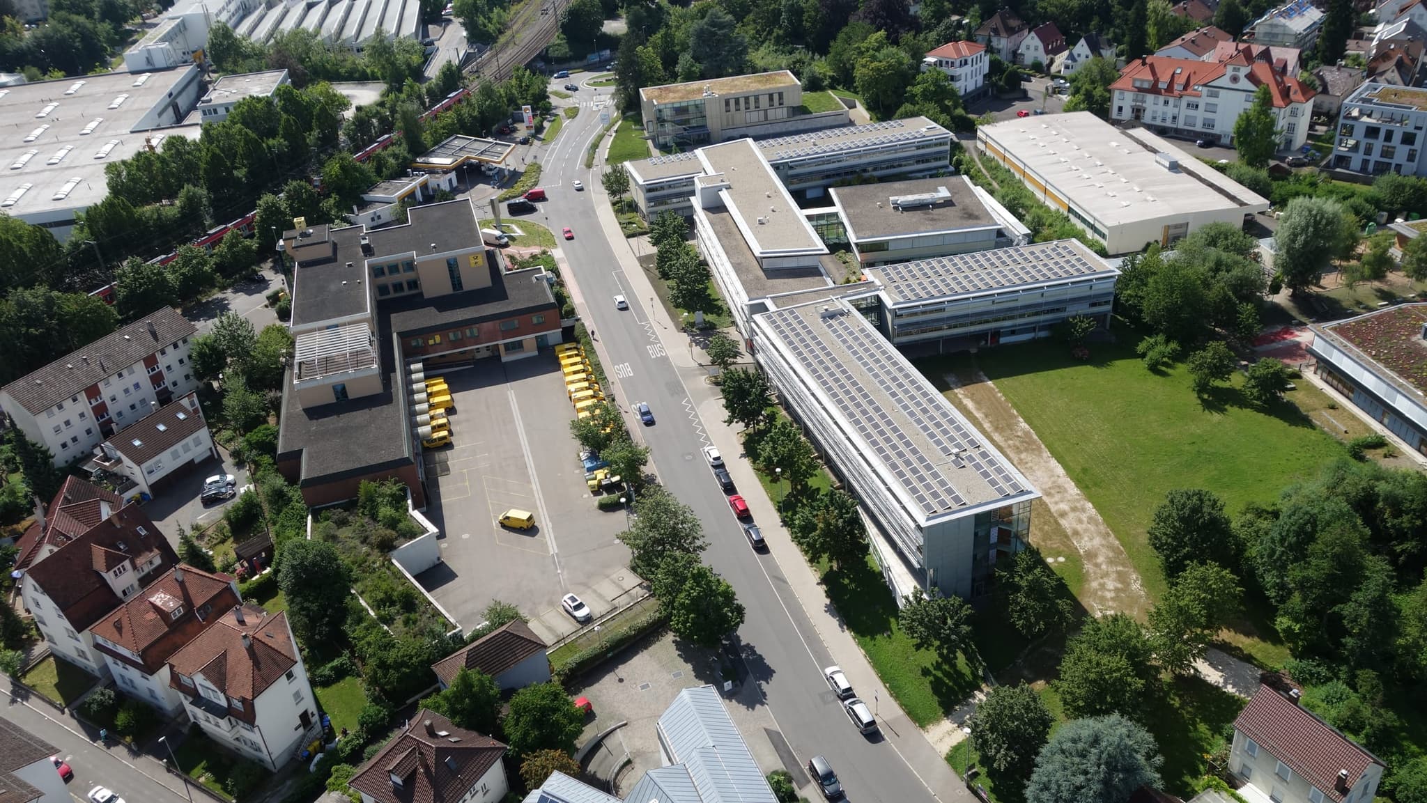 Das Gebäude der Arbeitsagentur mit Photovoltaik auf dem Dach, gegenüber das Postverteilzentrum