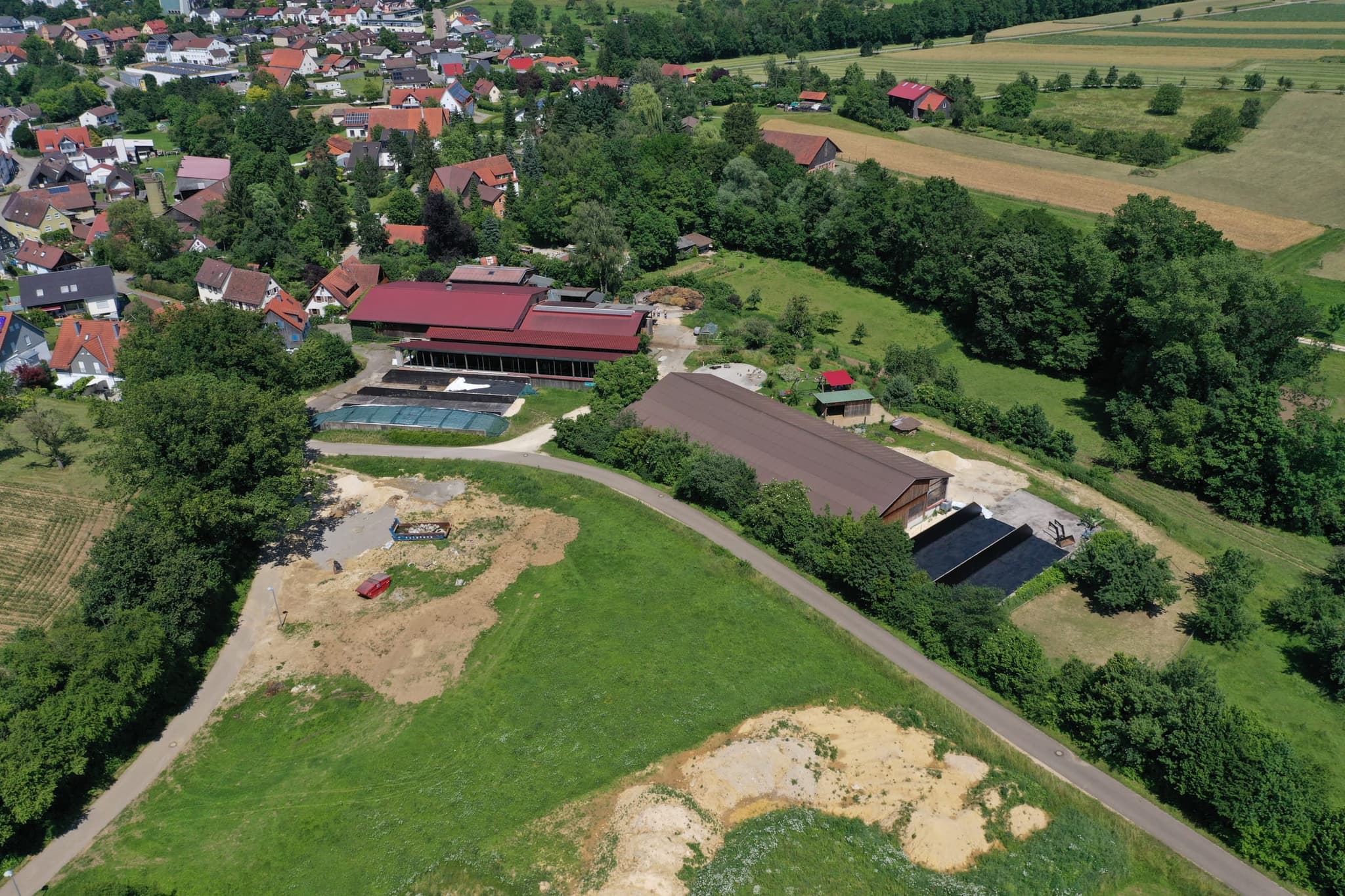 Der Hof am Ortsrand, von Osten aus größerer Höhe: rechts die Feldscheune, dahinter Getreideschläge