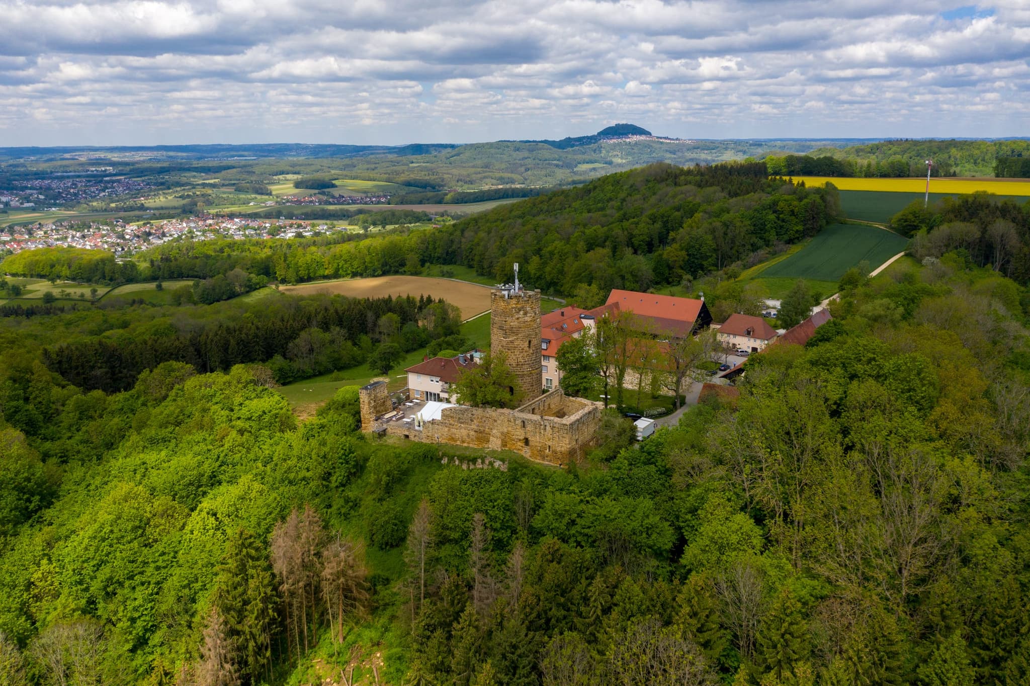 Weiter Blick über das Filstal: Burg Staufeneck mit Ringmauer, dahinter der Hohenstaufen