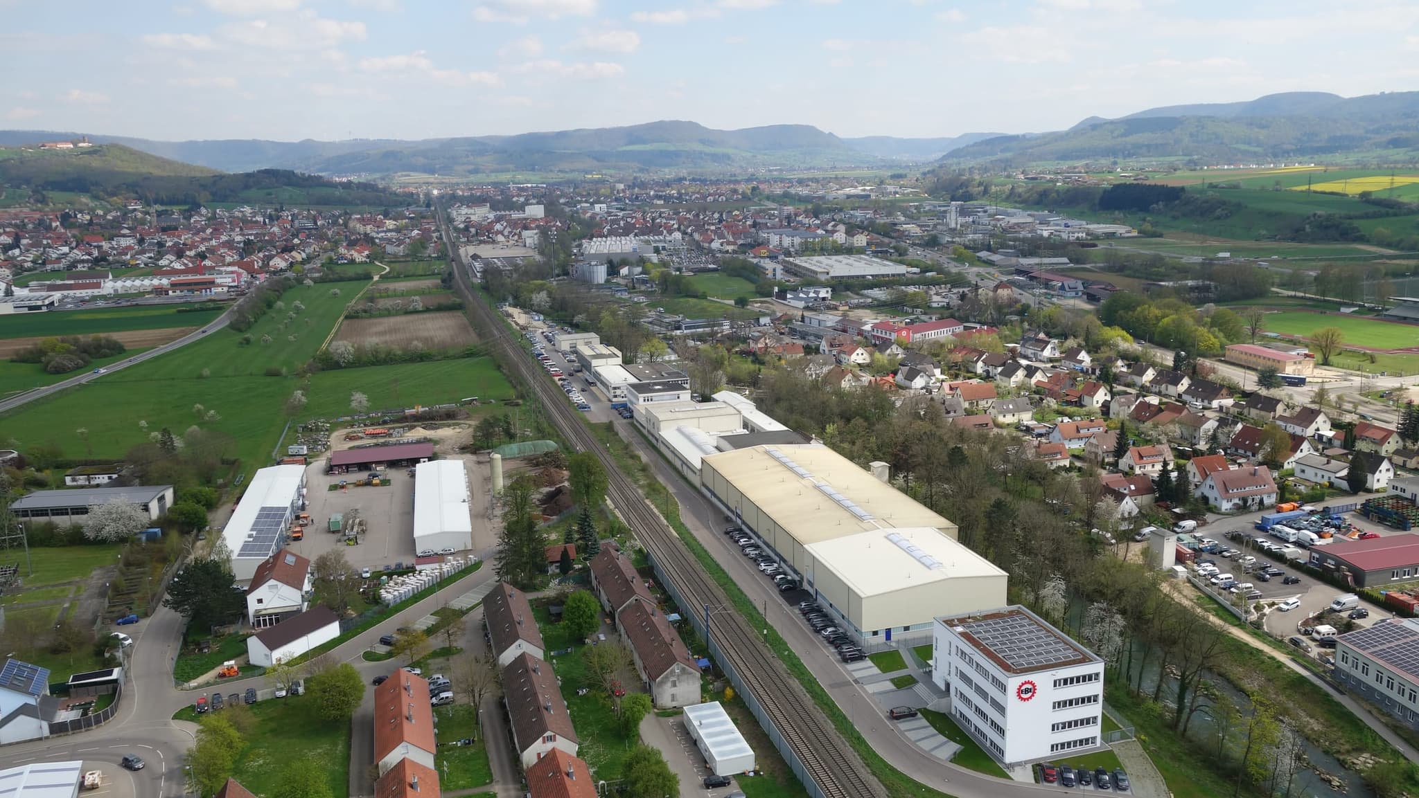 Blick das Filstal hinauf: das Werksgelände im Vordergrund, dahinter Eislingen und der Albtrauf