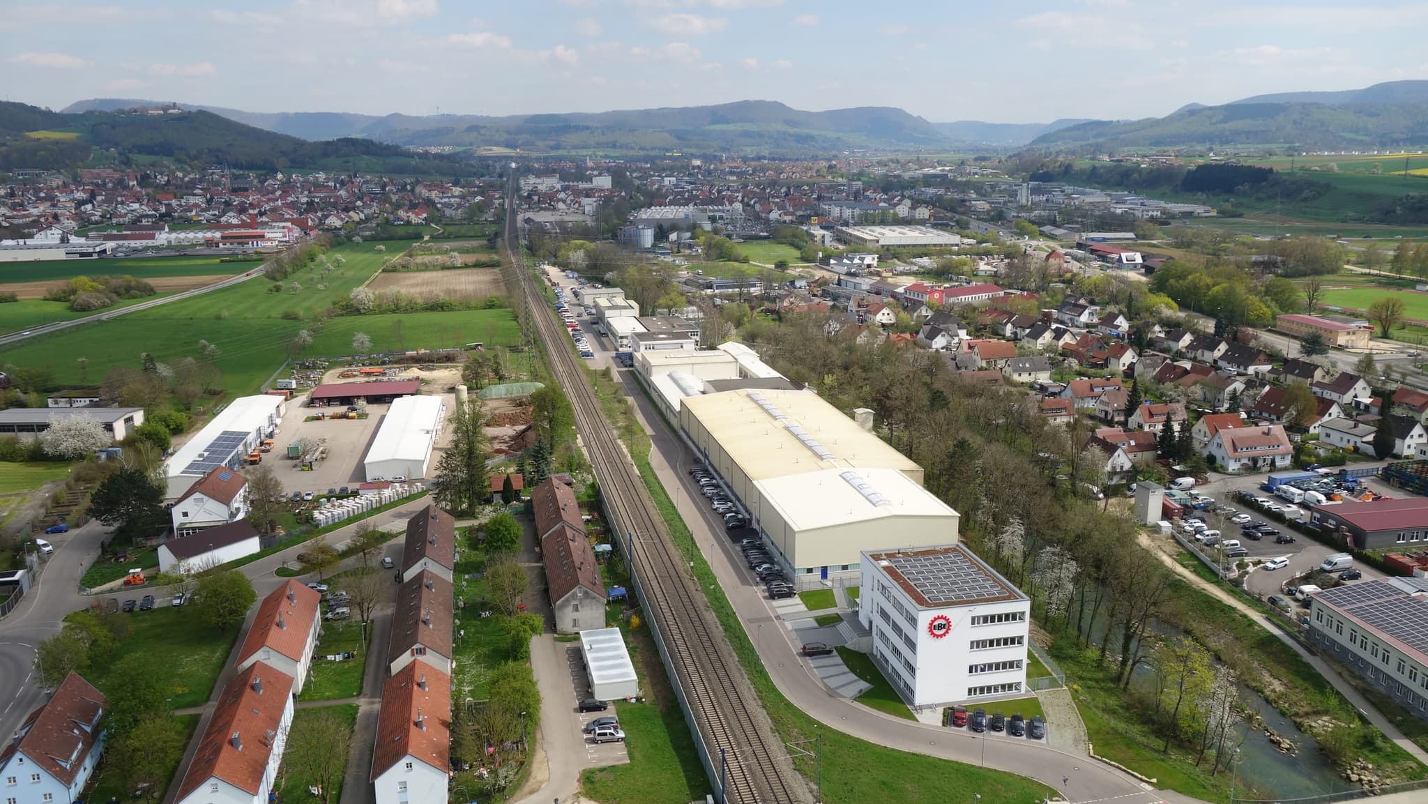 Aus größerer Höhe, mit Bahnstrecke, Fils und dem Talverlauf bis zur Alb