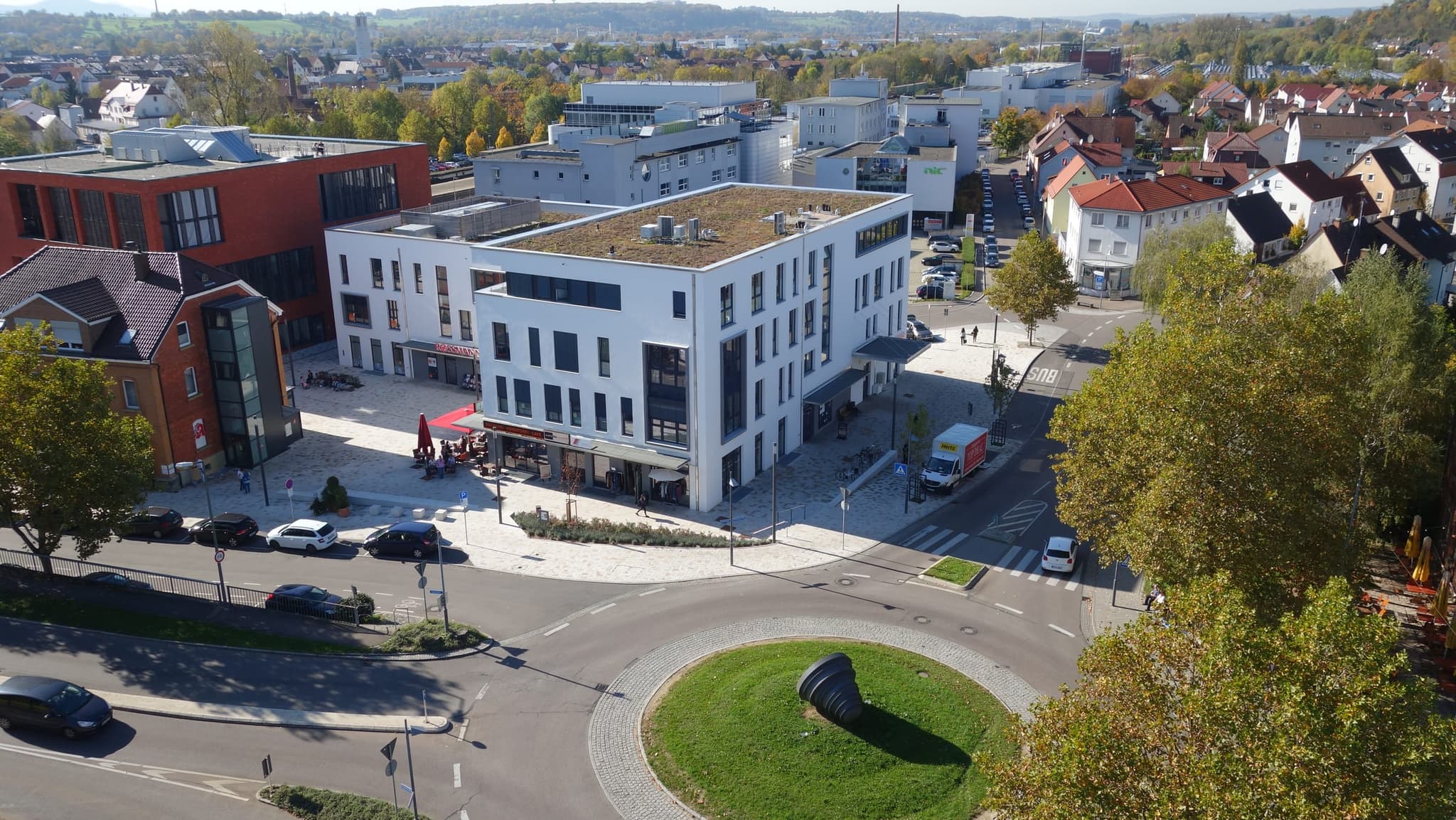 Geschäftshaus Eislingen/Fils am Kreisverkehr, mit Drogeriemarkt im Erdgeschoss und Cafévorplatz