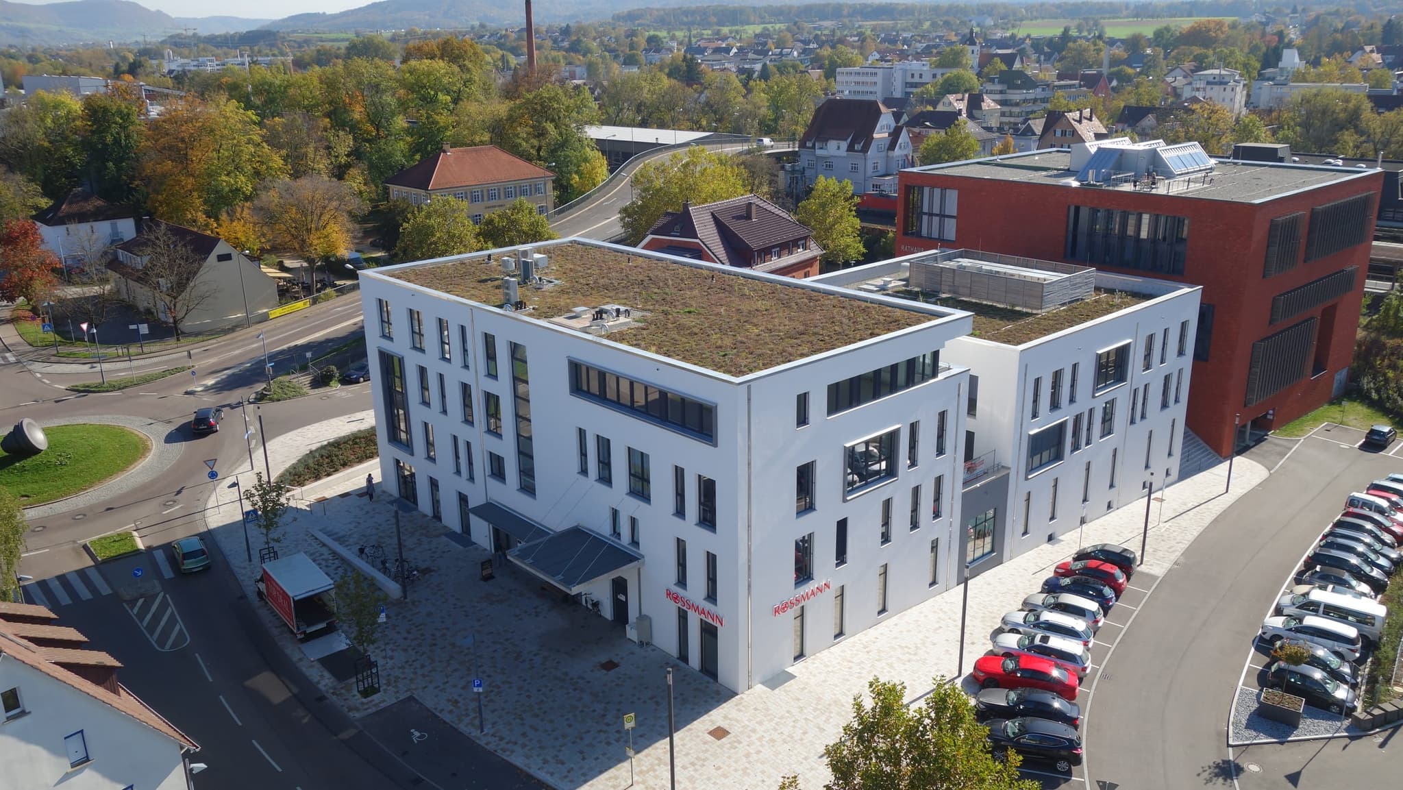 Dasselbe Haus von Norden, rechts das rote Backsteinrathaus, davor der gepflasterte Platz