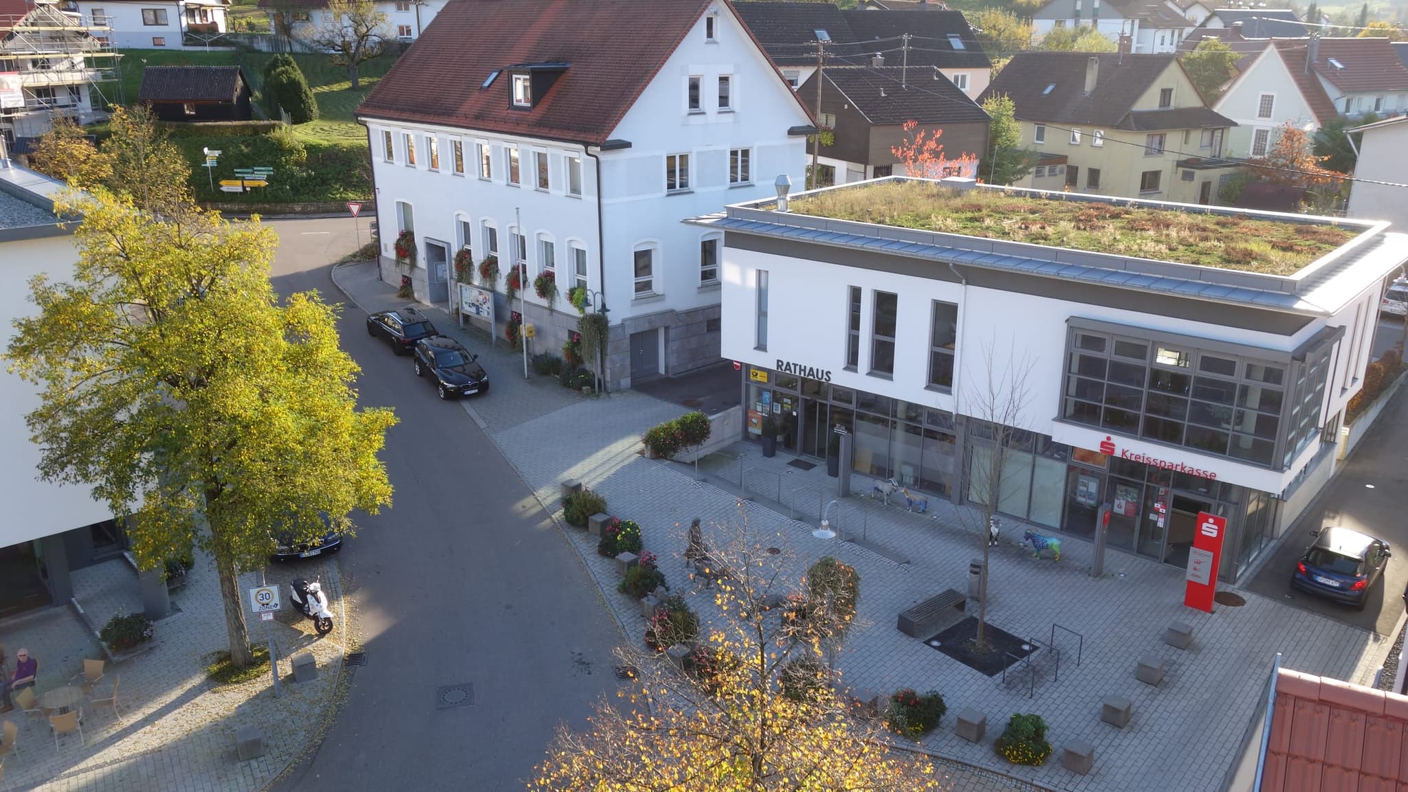 Der Rathausplatz mit dem Eingang, der Sparkassenfiliale und dem alten Schulhaus gegenüber