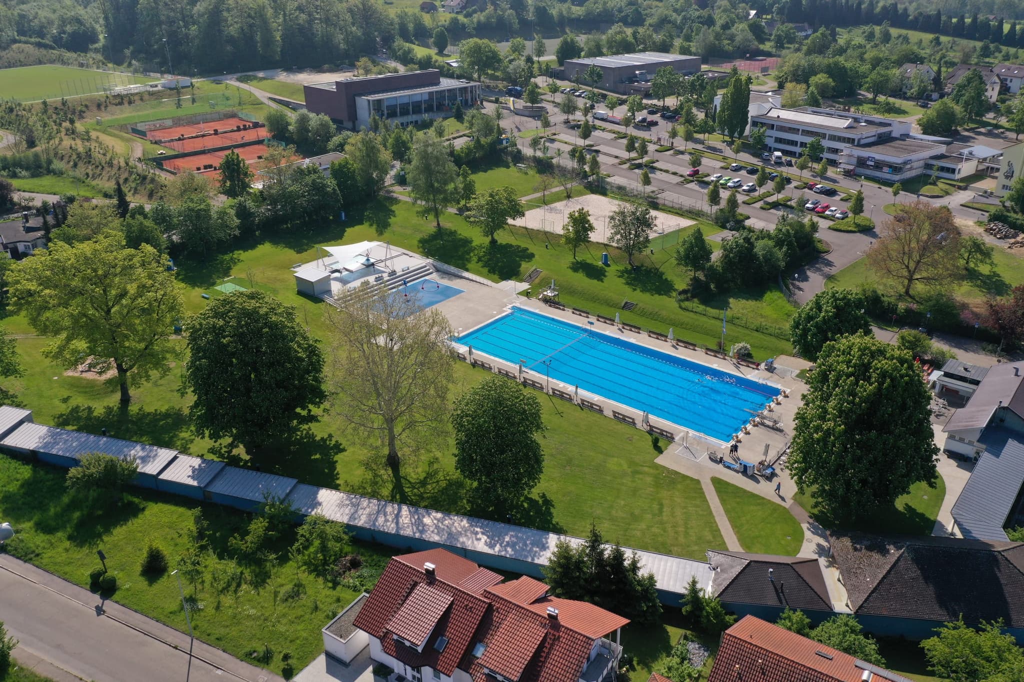 Freibad im Umfeld: Tennisplätze, Halle und Schulgelände liegen direkt daneben