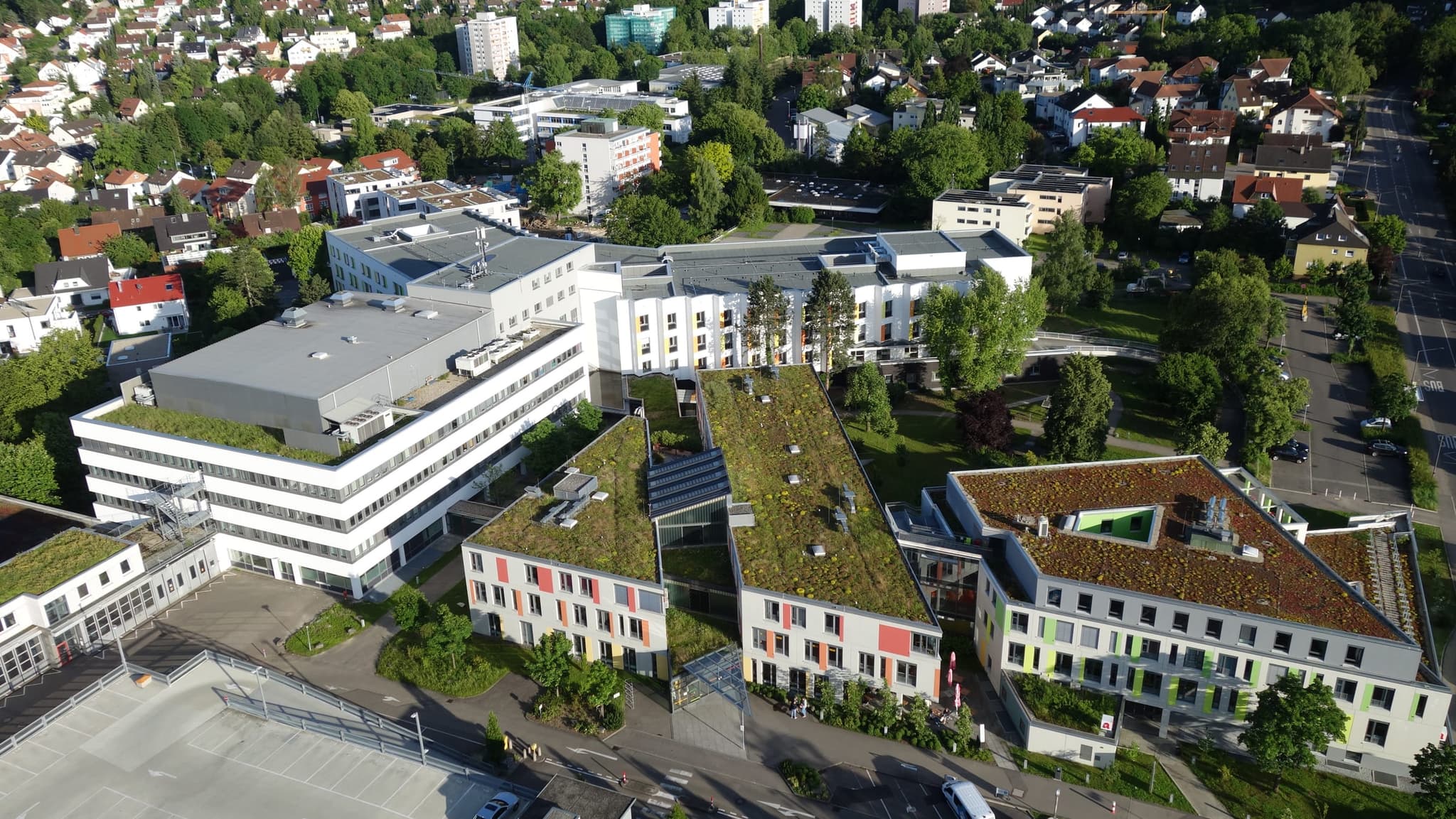 Das Klinikgelände Schorndorf im Überblick, mit Bettenhaus links und den farbigen Neubauten rechts
