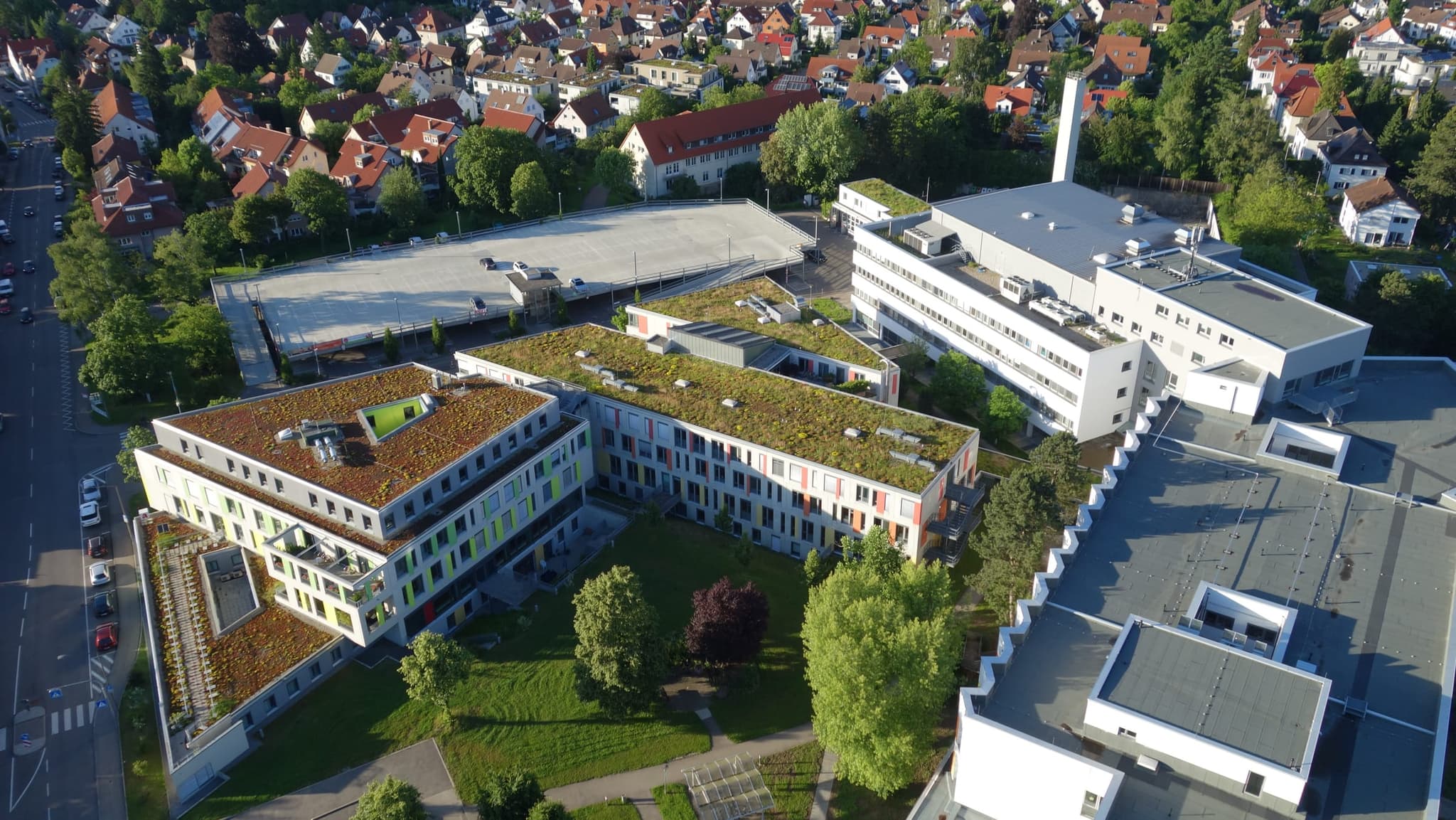 Der begrünte Innenhof zwischen den Neubauten, dahinter Klinikum und Parkdeck