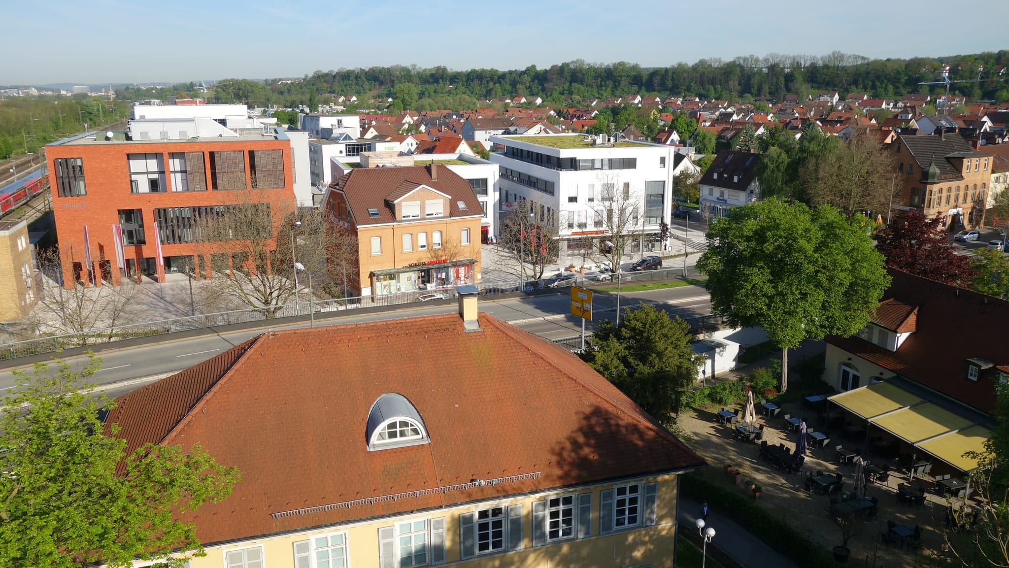 Rathaus und Schlossapotheke von der Parkseite aus, im Vordergrund das Dach der Alten Post