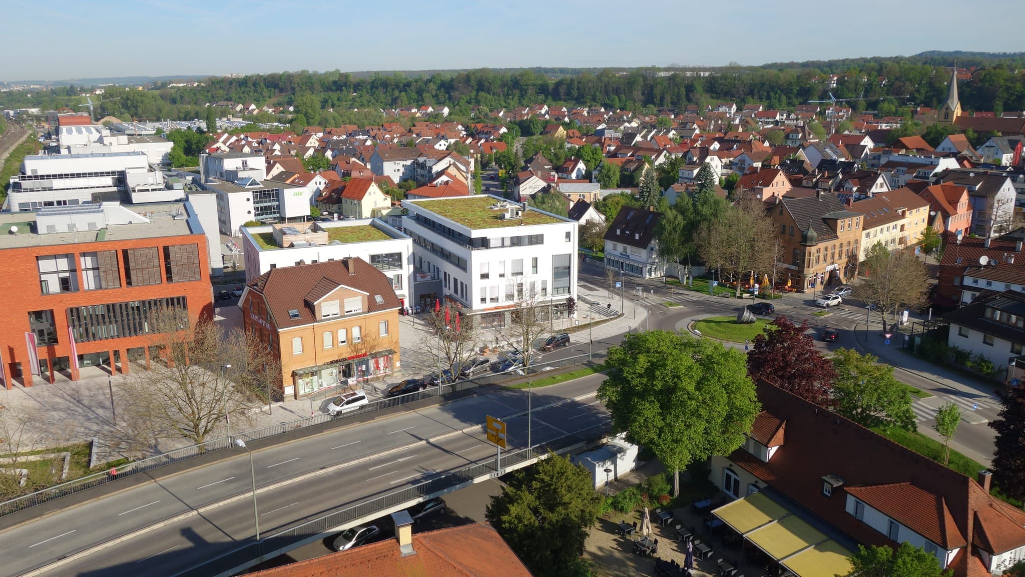 Der Rathausplatz mit Kreisverkehr, rechts die Stadtkirche, links das Rathaus