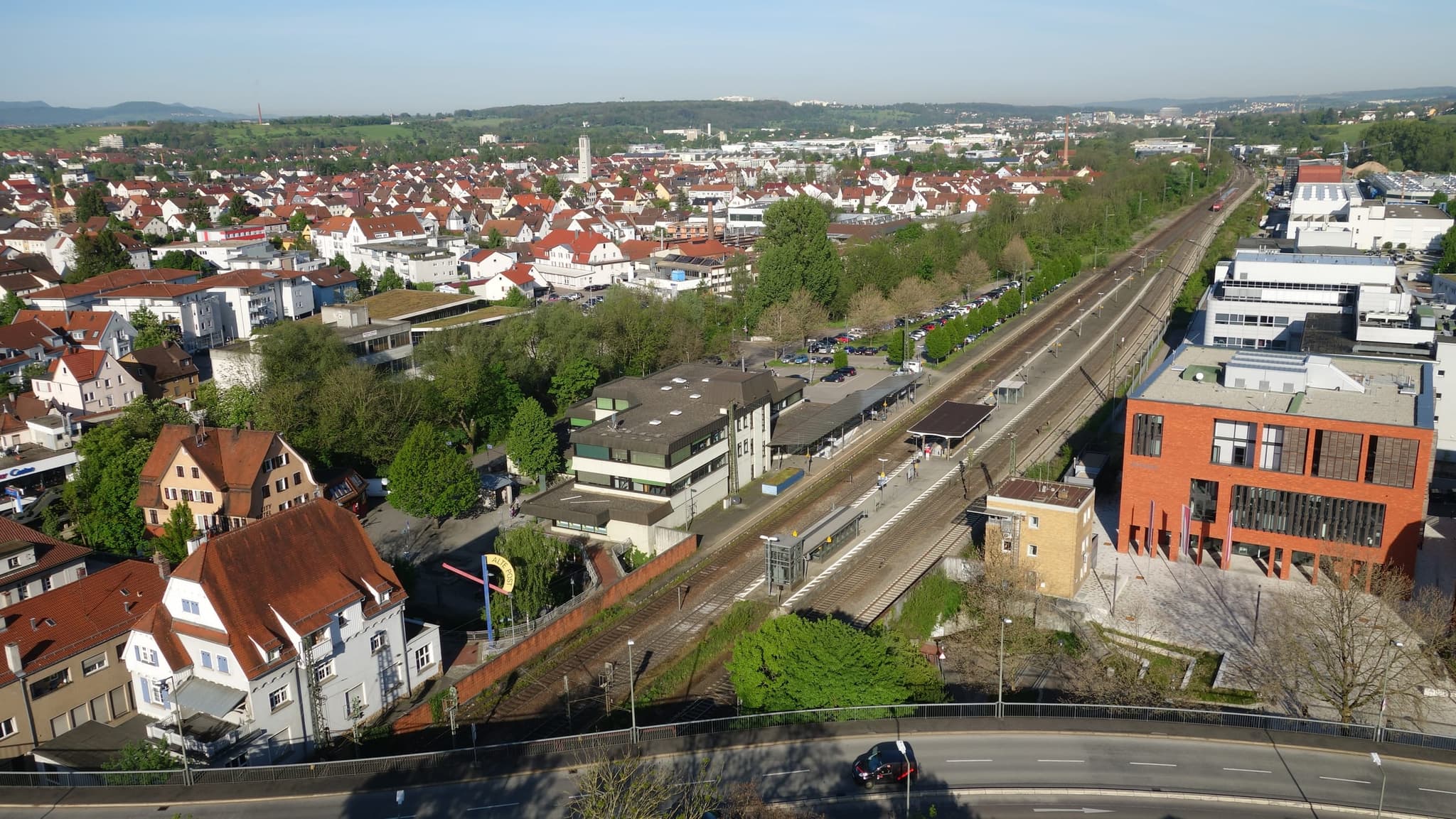 Blick die Bahnstrecke entlang: Bahnsteig Eislingen, rechts das Rathaus, links die Altstadt