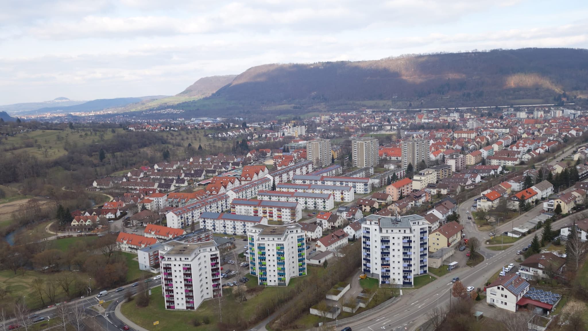 Das ganze Quartier von oben, mit Zeilenbauten, Hochhäusern und Geislingen im Hintergrund
